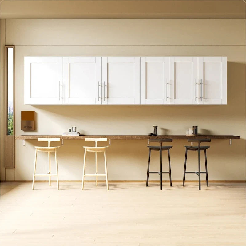 Weißer, schwebender Wandschrank