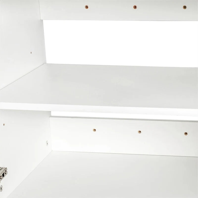 Weißer, schwebender Wandschrank