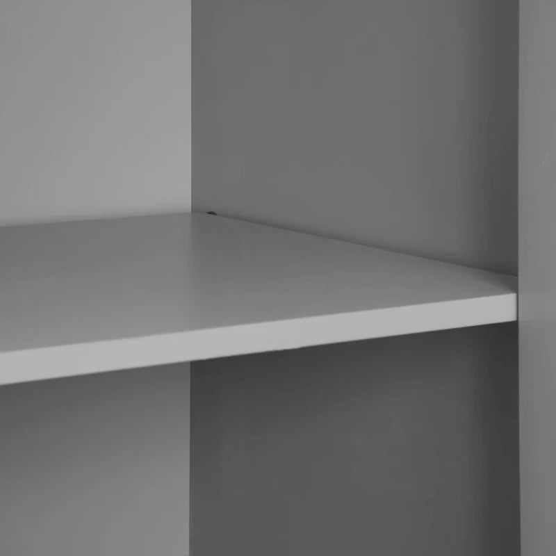 Hoher grauer Küchenschrank mit Vorratsstauraum