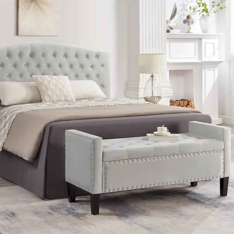 Banc de rangement capitonné à boutons avec garniture cloutée