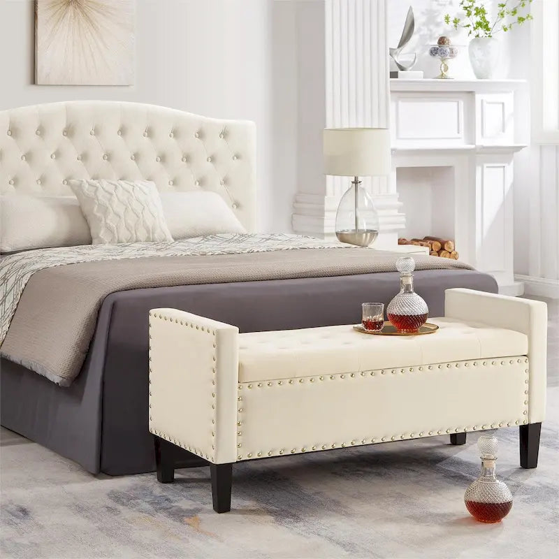 Banc de rangement capitonné à boutons avec garniture cloutée