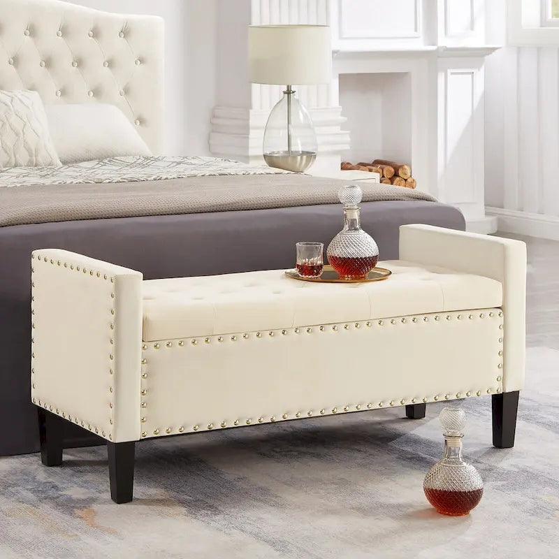 Banc de rangement capitonné à boutons avec garniture cloutée