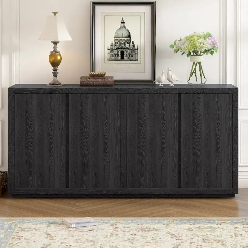 Caractéristiques distinctives d’un buffet à quatre portes avec placage en frêne, adapté au couloir, à l’entrée et au salon
